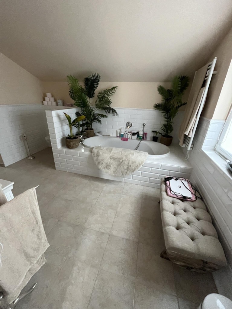 Realizacja wnętrza - Salon kąpielowy na poddaszu z wanną